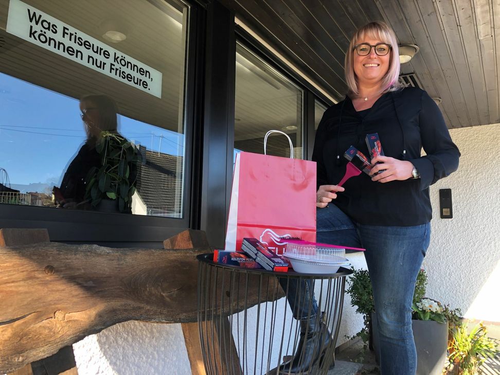 Friseurmeisterin Sabine Schömann-Kuhnen bietet einen Drive-In an. Kunden können sich vor dem Salon die bestellten und von ihr gemischten Farben zum Selberauftragen abholen. Foto: S. Schönhofen