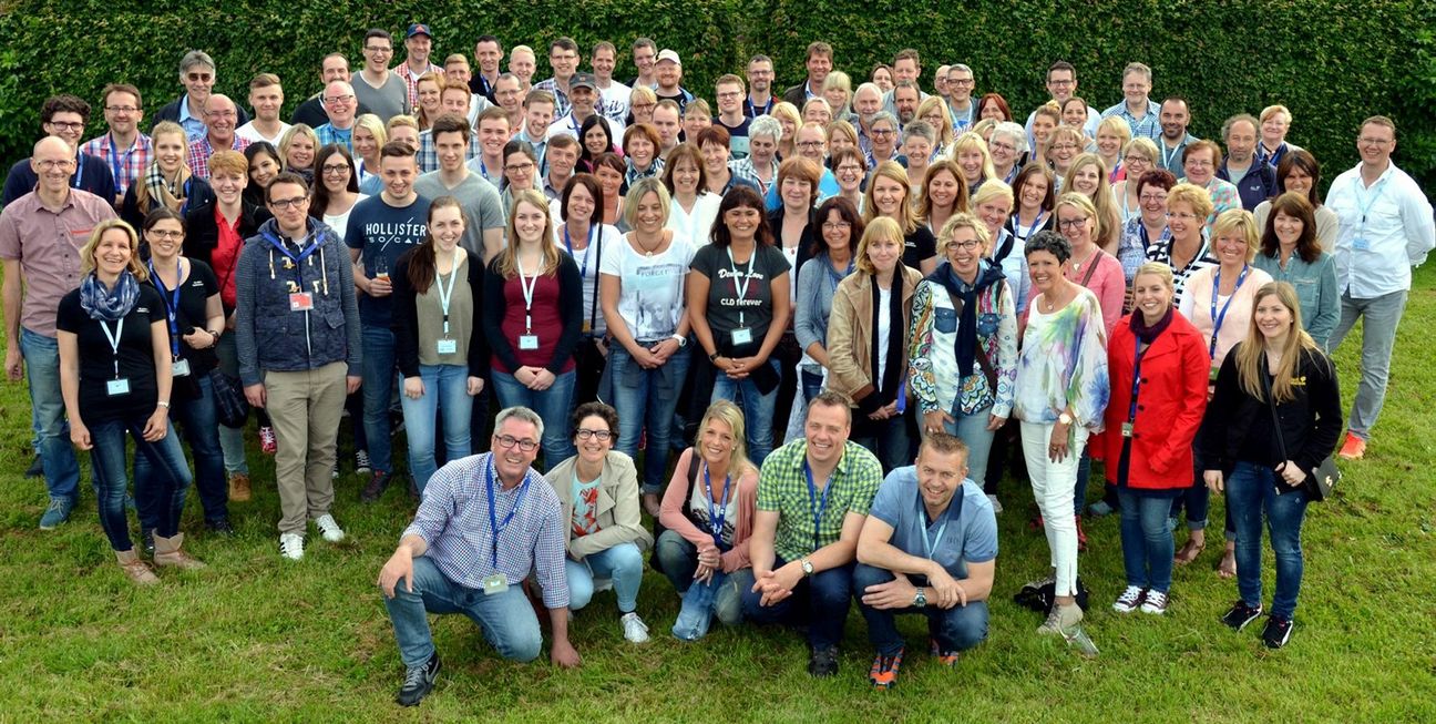 Die VR-Bank Nordeifel eG hat über 50.000 Kunden, 26.000 Mitglieder und 140 Mitarbeiter, hier bei einem Mitarbeitertreffen in Dahlem. Sie versteht sich als Bindeglied zwischen den Menschen und Unternehmen der Eifel.