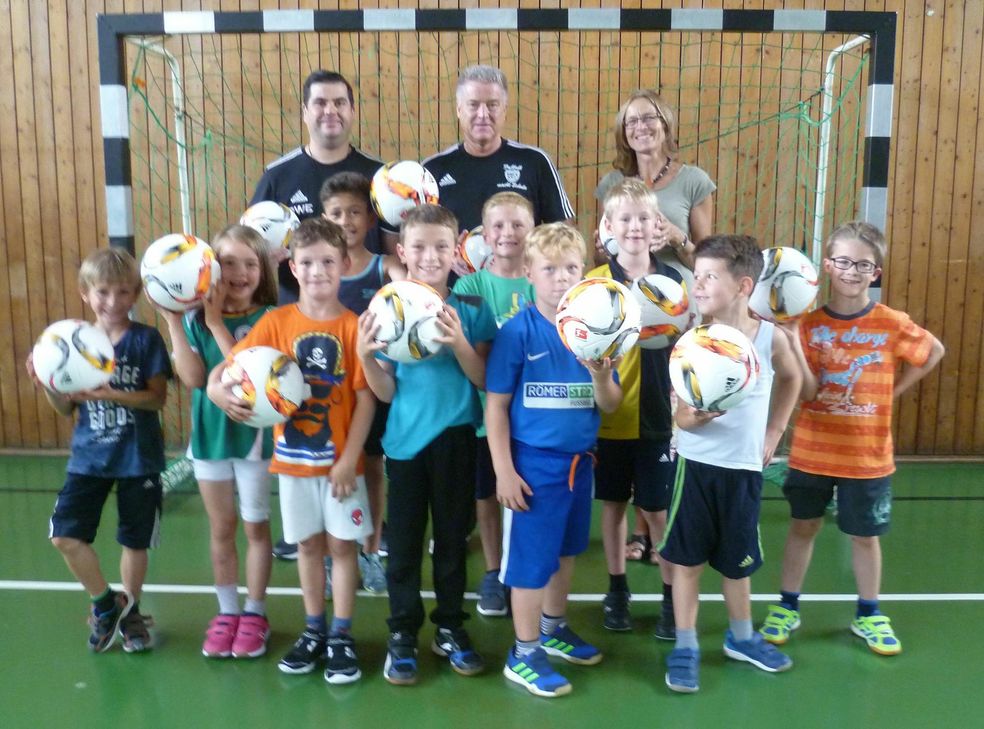 Die Kinder der Fußball-AG, hintere Reihe von links: Mike Cruz  AG-Leiter, Cordula Faller Schulleiterin und Alois Stroh, Vizepräsident FV Rheinland