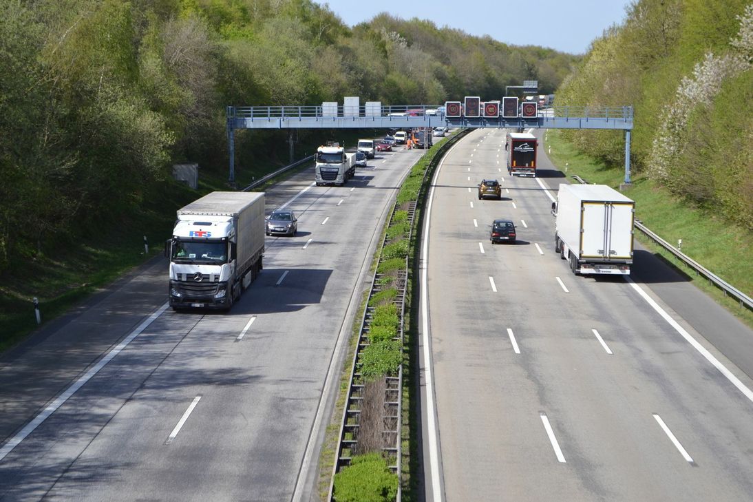 Die Fahrbahn der A 61 wird für 2,5 Millionen Euro instand gesetzt. Foto: Mager