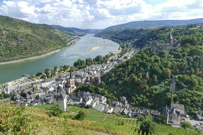 In Bacharach soll eine Basisfläche der BUGA 2029 entstehen. Das Foto zeigt den Blick auf Burg Stahleck, die Bacharacher Altstadt und die Rheinanlagen.