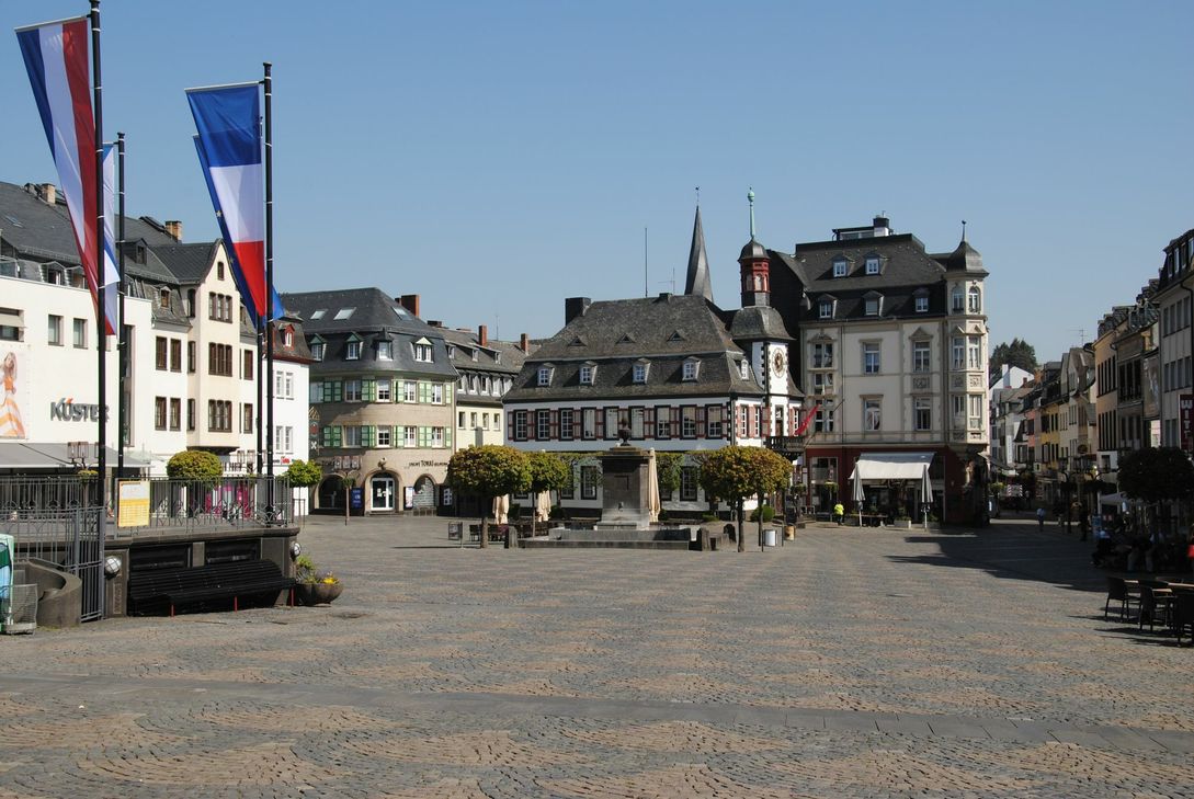 Auch der Mayener Marktplatz darf wieder gastronomisch genutzt werden.