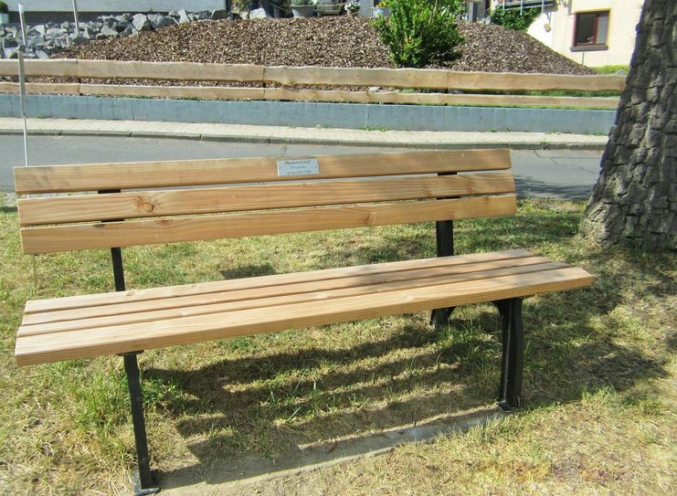 Neue Sitzbank am Weg im Nettetal Richtung Hausen mit Schild „Handarbeitstreff  Trimbs gespendet 2019“.Foto: OG Trimbs