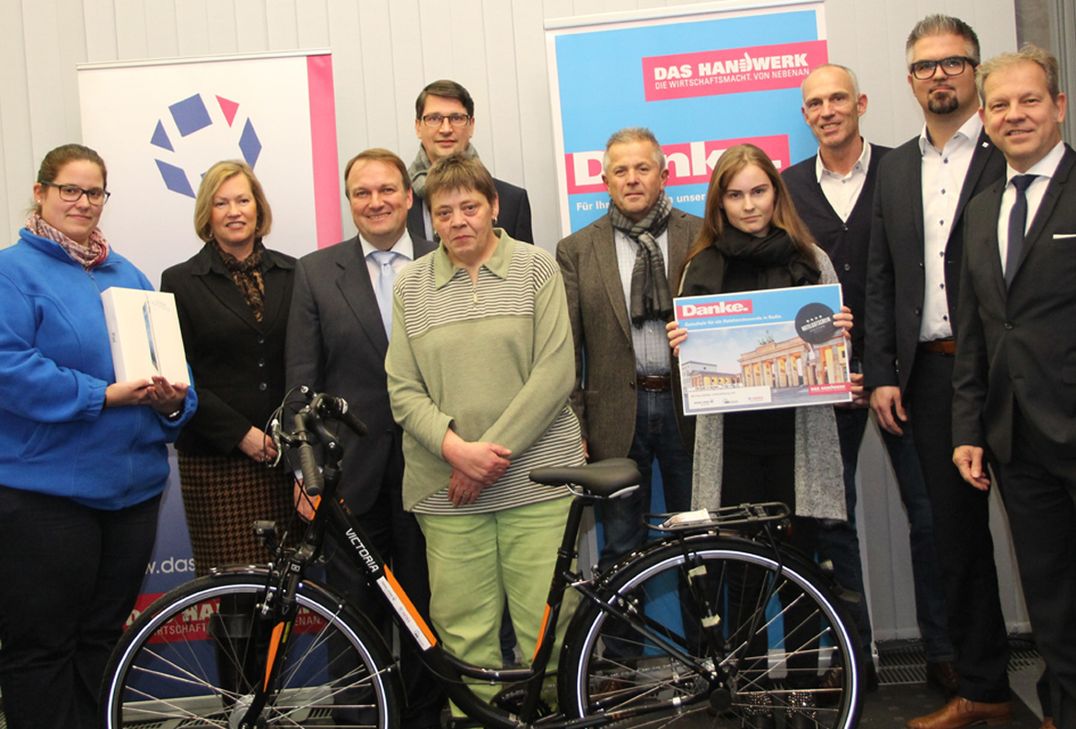 Kreishandwerkerschaft Trier-Saarburg und Sponsoren überreichen die Preise. Foto: FF