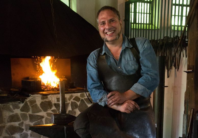 Jens Nettlich stellt in seiner Werkstatt unter anderem Schmuck, Jagdwaffen, Messer und Skulpturen her. Foto: privat