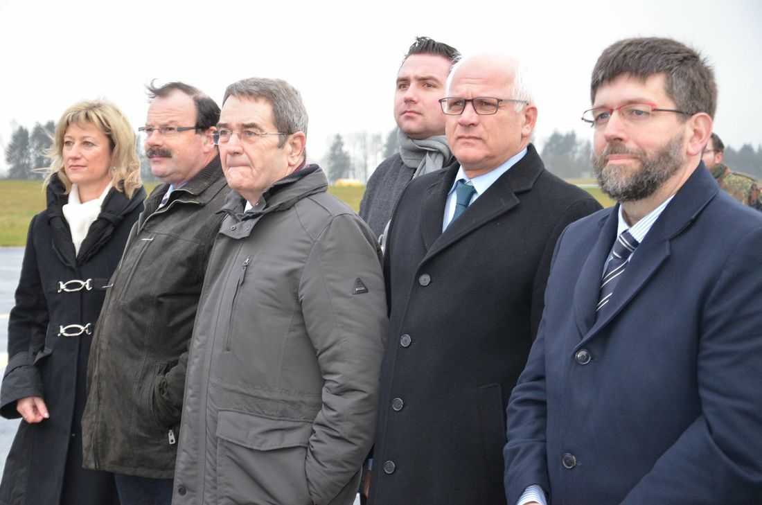 Bundes-, Landes- und Kommunalpolitiker waren zur Verabschiedung der Soldaten gekommen.