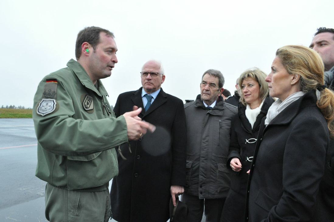 Der Kommodore, Oberstleutnant Holger Radmann, erläuterte den Politikern den Auftrag seiner Einheit.