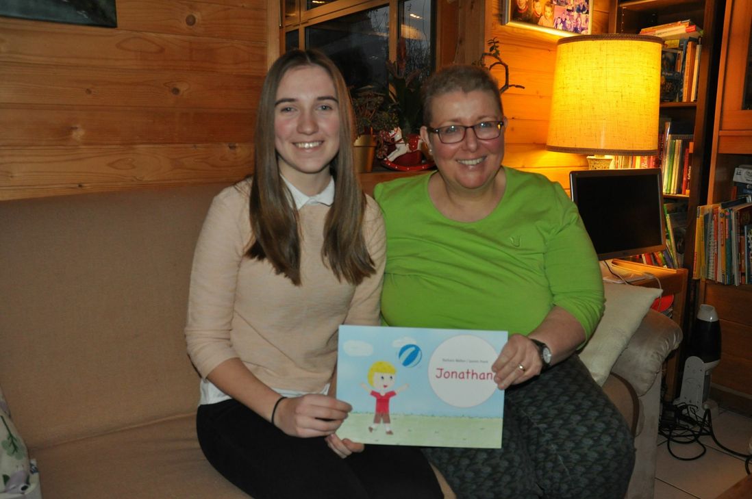 Barbara Walker (rechts) hat ein Buch für Kinder über Pflegekinder geschrieben. Illustriert wurde das Buch von ihrer Nachbarin Jasmin Frank (links).