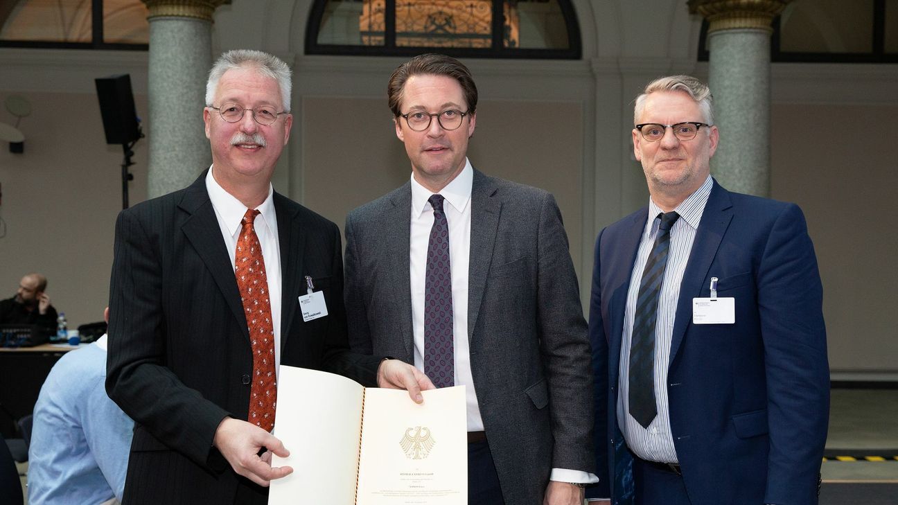 Bundesminister Andreas Scheuer (Mitte) überreicht den Zukunftsscheck in Höhe von 75.000 Euro an Römerexpress-Eigentümer Georg von Kowalkowski (l.), der von Dr. Dietmar Kraft vom Amt für Stadtentwicklung und Statistik (r.) begleitet wurde.