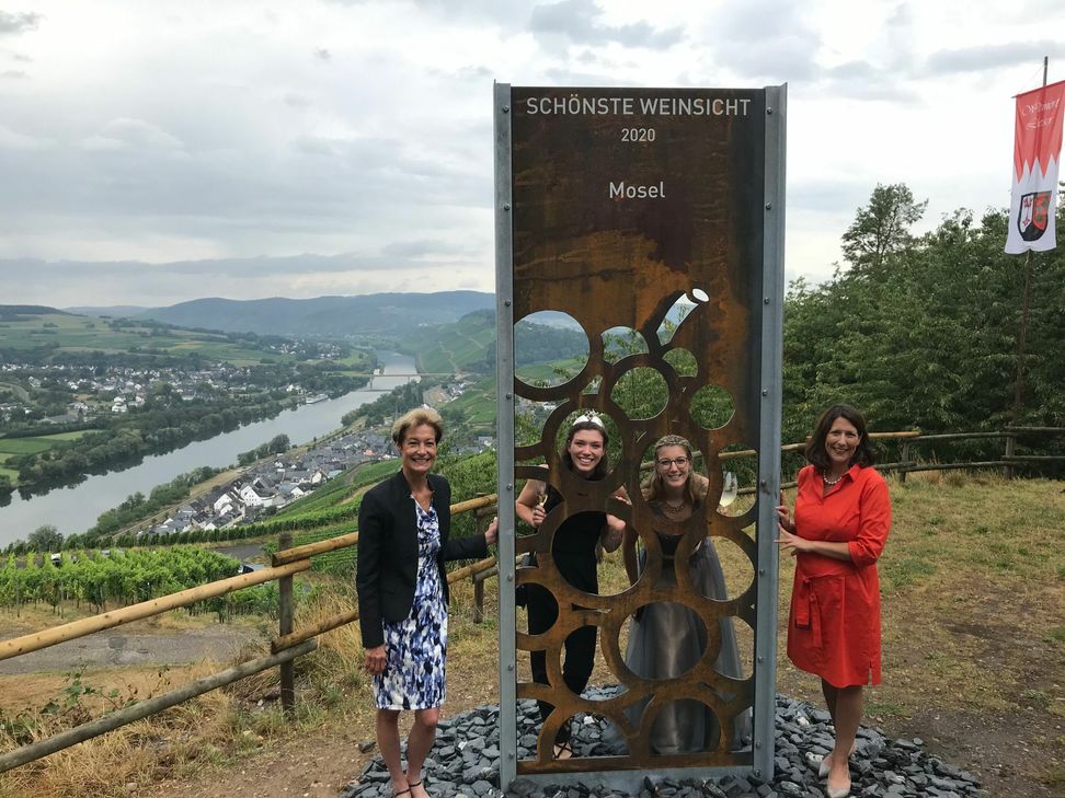 (v. l.) DWI-Geschäftsführerin Monika Reule, Mosel-Weinkönigin Marie Jostock, Ortsweinkönigin Eva- Maria Loersch und Staatssekretärin Daniela Schmitt haben die Stele enthüllt. Foto: Moselwein e.V./Ansgar Schmitz
