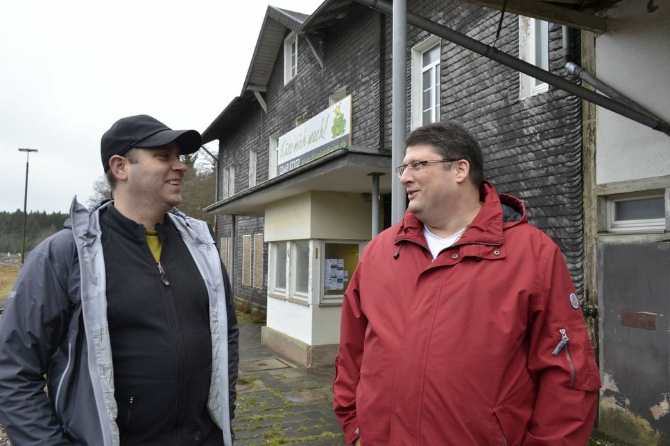 Manuel Schwabe und Alex Oeliger (v.re.) sind Sprecher der IG Bahnhof, die das Gebäude erhalten und für Pendler sowie den Tourismus nutzbar machen möchte.