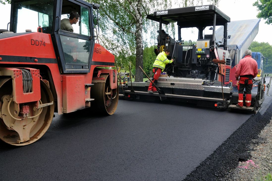 Insgesamt 20 Straßenbauprojekte listet das LBM für das neue Jahr im Kreis auf .Foto: Archiv