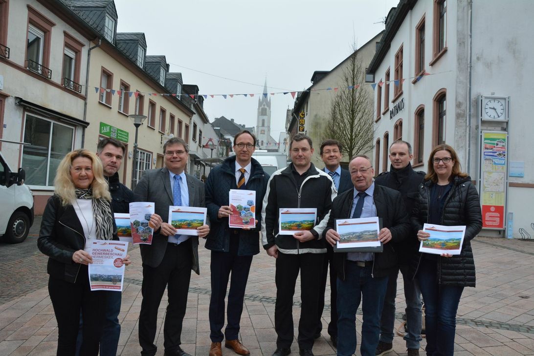 Gemeinsamer Pressetermin der Veranstalter und Unterstützer der Gewerbeschau mit dem Programm-Konzept und ersten Entwürfen des geplanten WochenSpiegel-Messe-Magazins, das viele Details und Highlights sowie den genauen Standplan beinhalten wird. Foto: FF