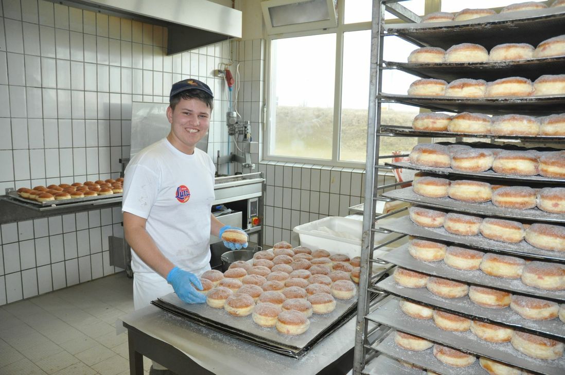 Ein schöner "Kragen" schmückt nicht nur den Bäcker, sondern auch den Berliner, der in der klassischen Variante eingezuckert und fruchtig-süß ist.