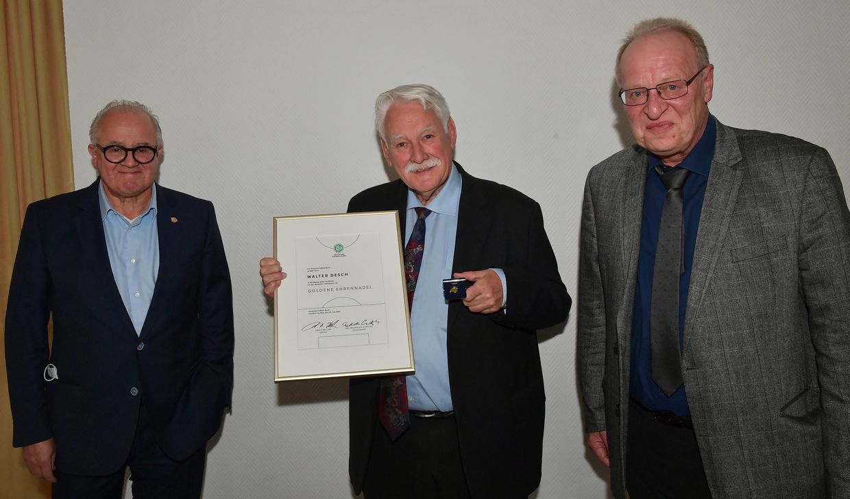 FVR-Präsident Walter Desch (Mitte) mit DFB-Präsident Fritz Keller (links) und DFB-Vizepräsident und FVR-Schatzmeister Dirk Janotta.