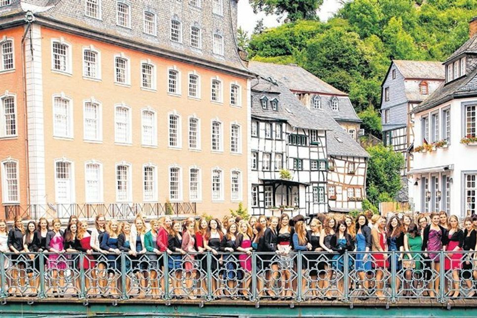 Ein Bild aus glorreichen Zeiten: Schülerinnen von St. Ursula füllten einst farbenprächtig die Rurbrücke in Monschau. Ein tolles Erinnerungsfoto für ihren Abschluss und bald vielleicht schon ein Bild ohne Wiederholungsfaktor.