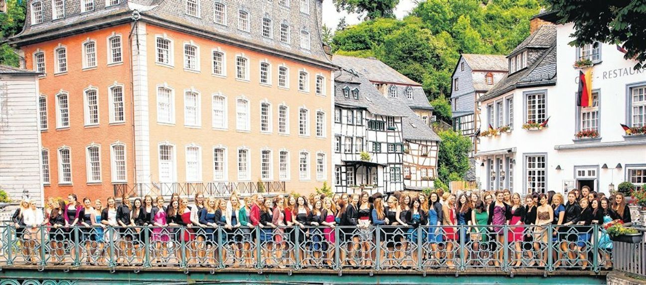 Ein Bild aus glorreichen Zeiten: Schülerinnen von St. Ursula füllten einst farbenprächtig die Rurbrücke in Monschau. Ein tolles Erinnerungsfoto für ihren Abschluss und bald vielleicht schon ein Bild ohne Wiederholungsfaktor.