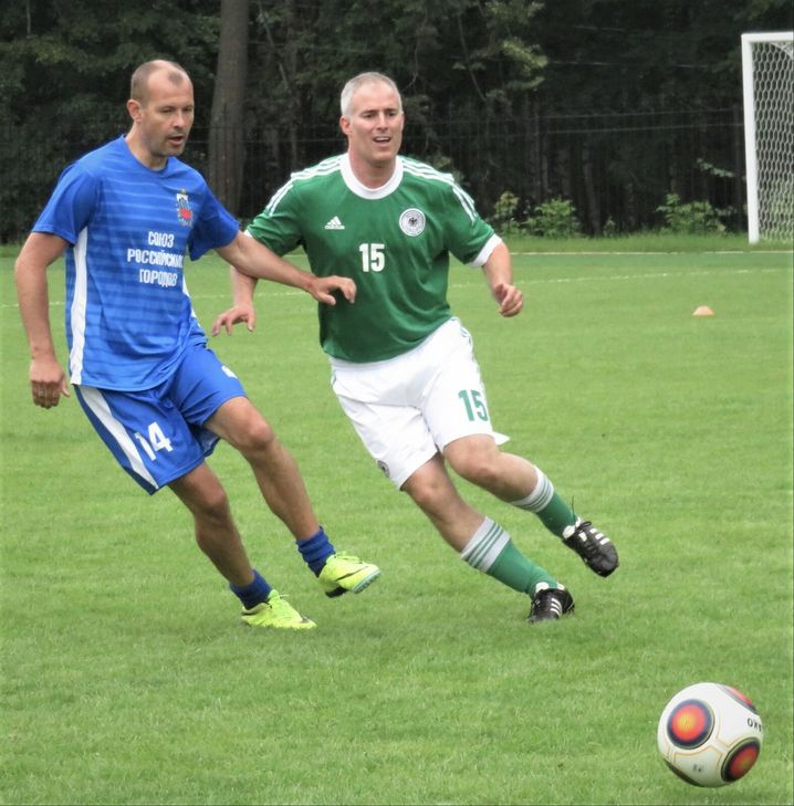 Voll in Action: Bei der Fußball-WM in Russland spielt auch Dennis Junk mit um den Fußballpokal der Bürgermeister. Foto: privat