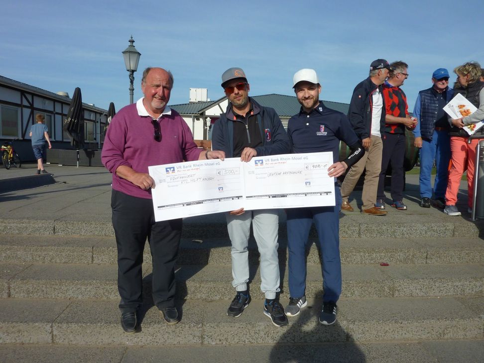 Präsident Manfred Ostermann, Spielführer Dominique Münch und Alexander Nitsche (Ferien- und Golfresort Cochem) konnten insgesamt 1.400 Euro an die Deutsche Krebshilfe und den "RTL-Spendenmarathon" weierleiten.