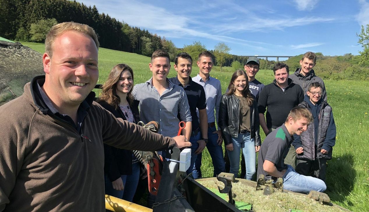 Junglandwirte aus dem Kreis Euskirchen setzen derzeit beim Mähen der Wiesen den »Wildretter« ein. Das ist eine kleine weiße Box, die vorne am Mähwerk montiert wird und Hochfrequenz-Töne aussendet. Dadurch wird das Wild vertrieben.  mn-Fotos