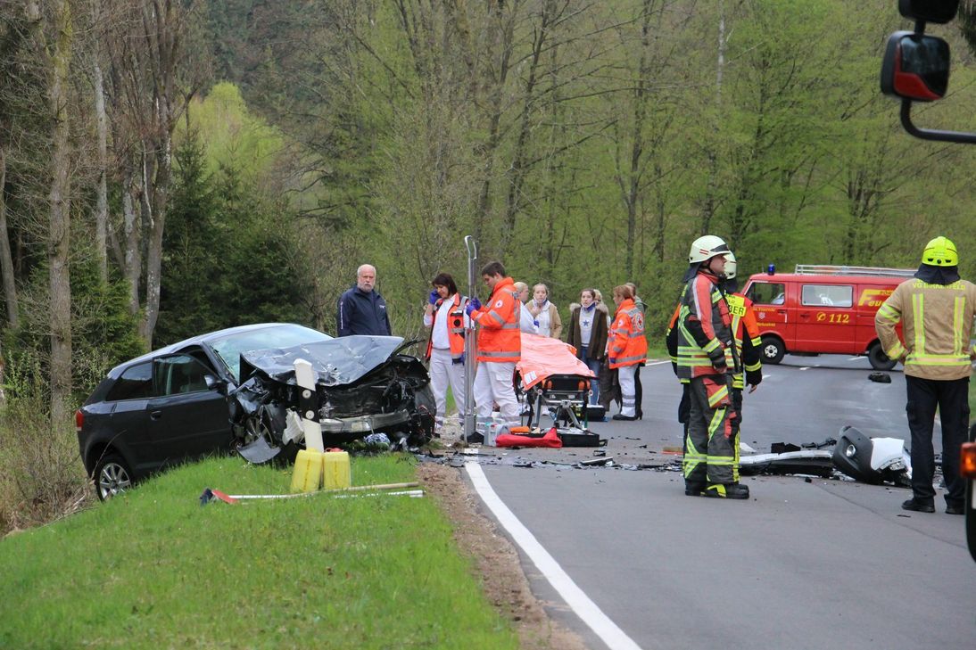 Schwerer Verkehrsunfall auf der L165 zwischen Neuhütten und Abenteuer: Dort sind zwei Autos frontal zusammengestoßen. Bei dem Unfall wurden ein Mensch schwer, zwei weitere leicht verletzt. Fotos: Agentur Siko