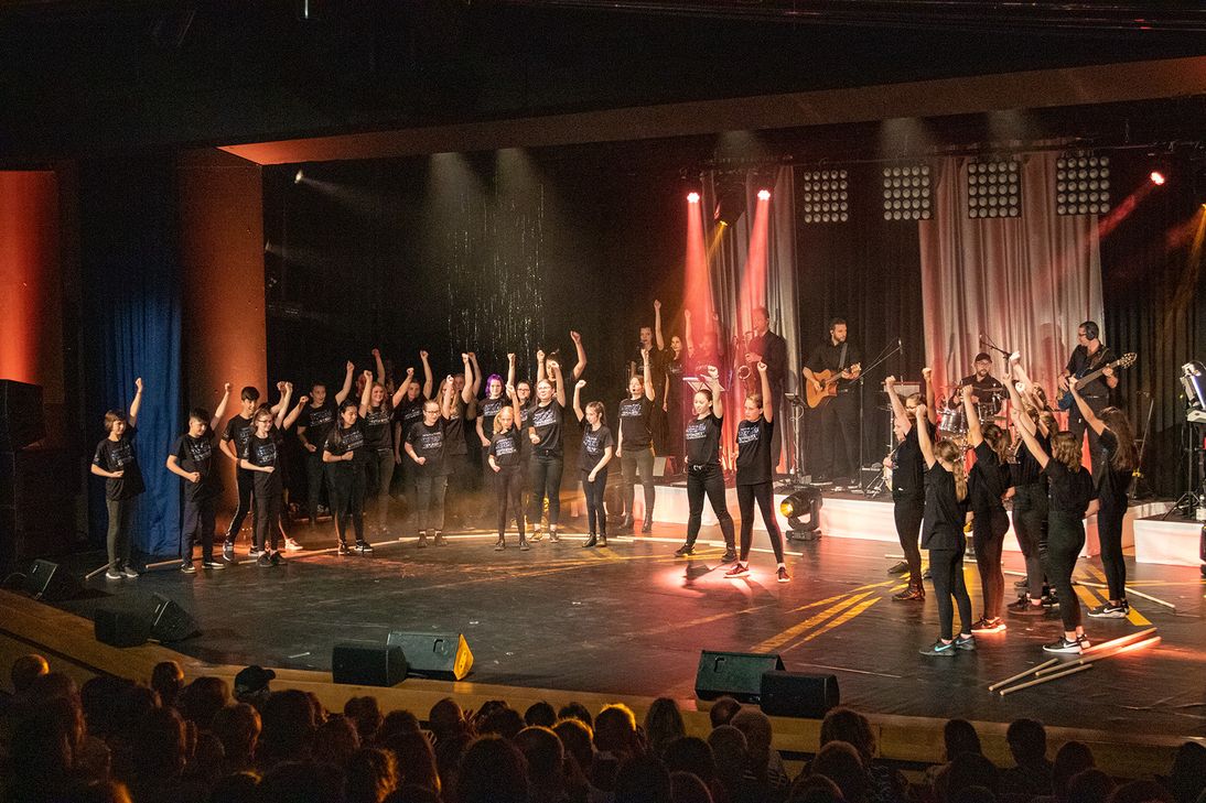 Gleich drei Schulen aus Euskirchen, namentlich die Irena-Sendler-Schule, das Thomas-Eßer-Berufskolleg und die Gesamtschule Euskirchen, stemmten das Vorprogramm des Musical-Abends. Bild: Tameer Gunnar Eden/Eifeler Presse Agentur/epa