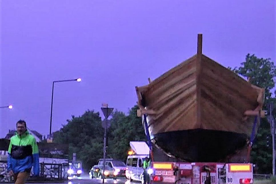 Trotz Wetterunbillen mit Sturm und Gewitter konnte der Transport des Schiffes durch Trier in der Nacht von Dienstag auf Mittwoch, 4./5. Juni, erfolgreich durchgeführt werden. Foto: Steil-TV