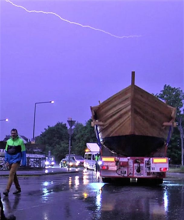 Trotz Wetterunbillen mit Sturm und Gewitter konnte der Transport des Schiffes durch Trier in der Nacht von Dienstag auf Mittwoch, 4./5. Juni, erfolgreich durchgeführt werden. Foto: Steil-TV