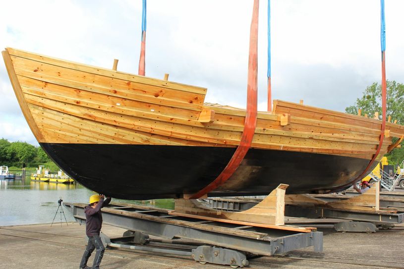 Das rund 16 Meter lange, fünf Meter breite, 4,50 Meter hohe und rund acht Tonnen schwere Schiff wurde per Schwerlasttransport vom Uni-Campus vorbei an Amphitheater und Kaiserthermem zum Wasserstraßen- und Schifffahrtsamt Mosel-Saar-Lahn an der Trierer Staustufe transportiert, wo am Freitag, 5. Juli die Bootstaufe stattfinden wird.  Foto: TV-Steil