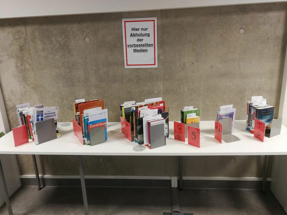 In der Stadtbücherei Euskirchen können wieder Bücher und Medien aus dem Bestand vor Ort ausgeliehen werden. Foto: C. Rizzuto, Stadtbibliothek Euskirchen