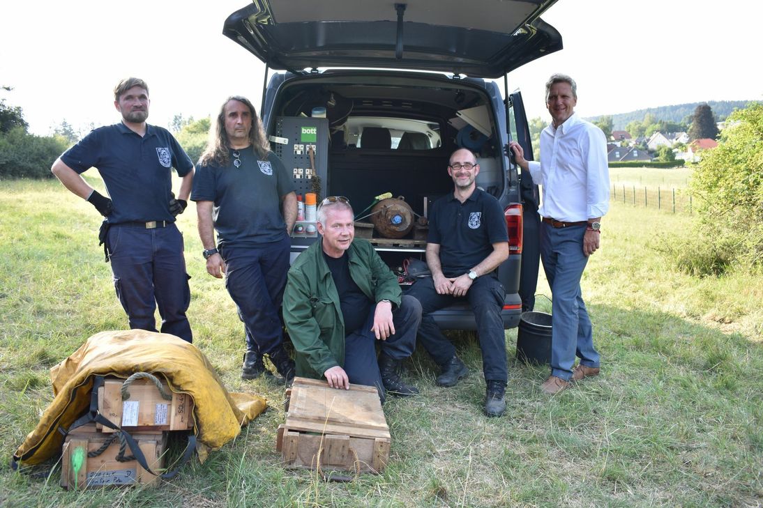 Verbandsgemeindebürgermeister Hans Peter Böffgen (v.r.) zusammen mit den Experten Marco Ofenstein, Frank Brombach, Claudio Prezio und Tobias Fochler vom Kampfmittelräumdienst. Foto: Woltmann