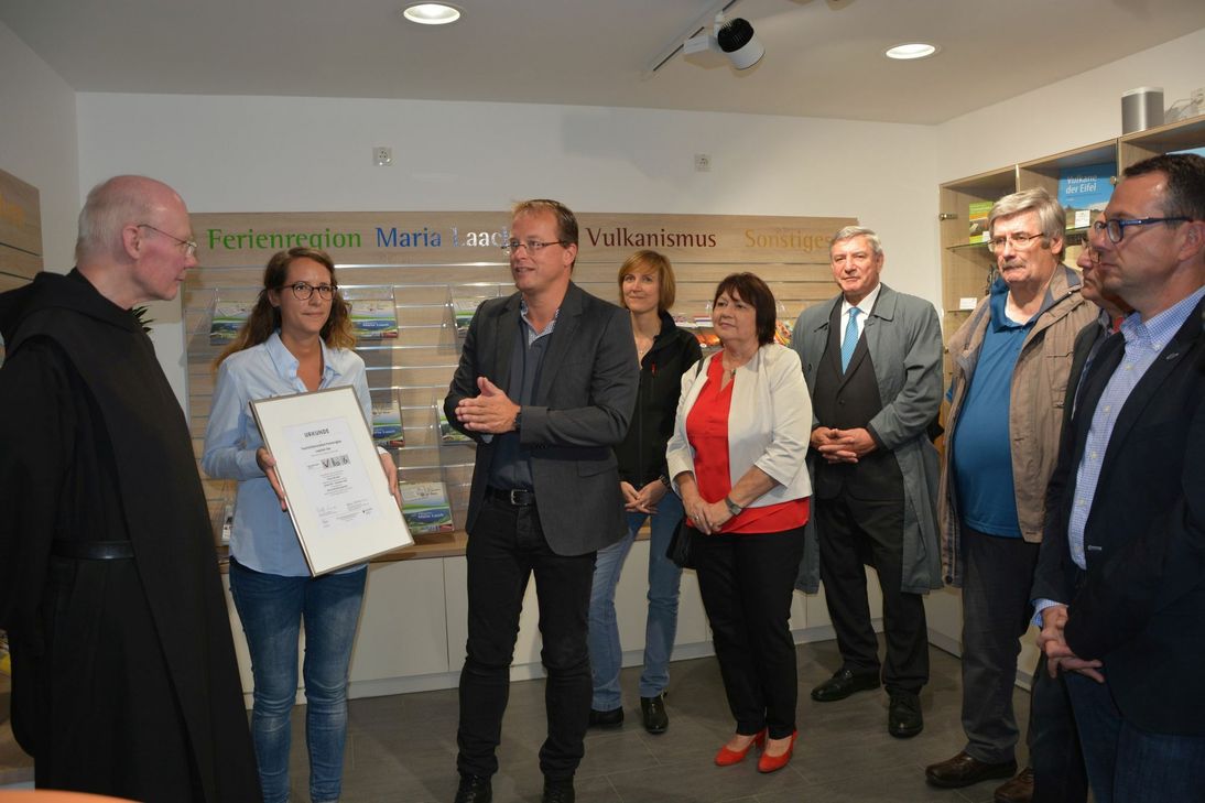 Der Vorsteher des Zweckverbands Vulkanregion Laacher See, Jörg Lempertz, freut sich mit den Mitarbeiterinnen der Tourist-Info Maria Laach und seinen Verbandskollegen über die Auszeichnung.