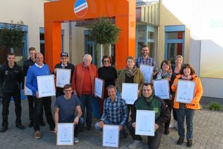 Die Absolventinnen und Absolventen der dritten Ehrenamtsschule beim Erhalt ihrer Qualitätssiegel "Weitermachen! Kreis Ahrweiler".