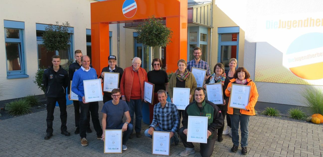 Die Absolventinnen und Absolventen der dritten Ehrenamtsschule beim Erhalt ihrer Qualitätssiegel "Weitermachen! Kreis Ahrweiler".