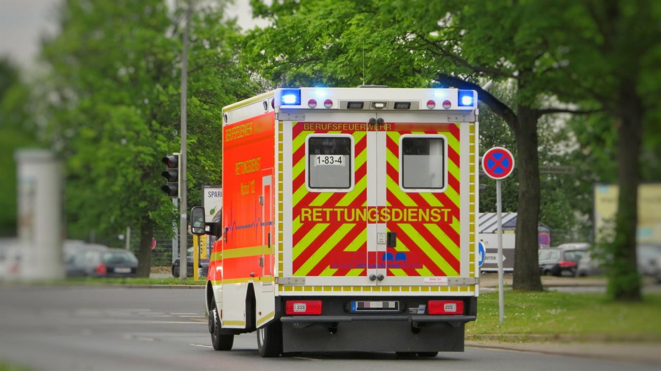 Der 55-jährige Radfahrer zog sich bei dem Sturz schwere Kopfverletzungen zu.