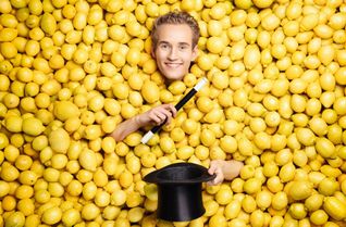 Linus Faber, Deutscher Meister der Zauberkunst 2024 in der Sparte Kinderzauberei, präsentiert seine verblüffenden Tricks in der Messe Idar-Oberstein