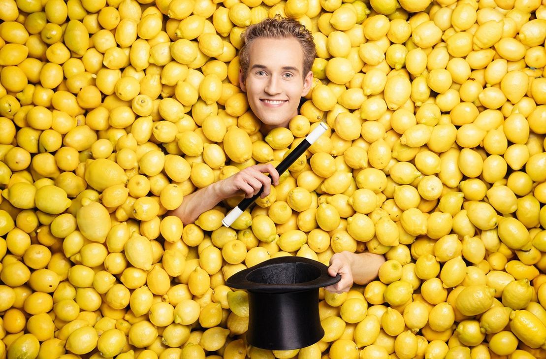 Linus Faber, Deutscher Meister der Zauberkunst 2024 in der Sparte Kinderzauberei, präsentiert seine verblüffenden Tricks in der Messe Idar-Oberstein