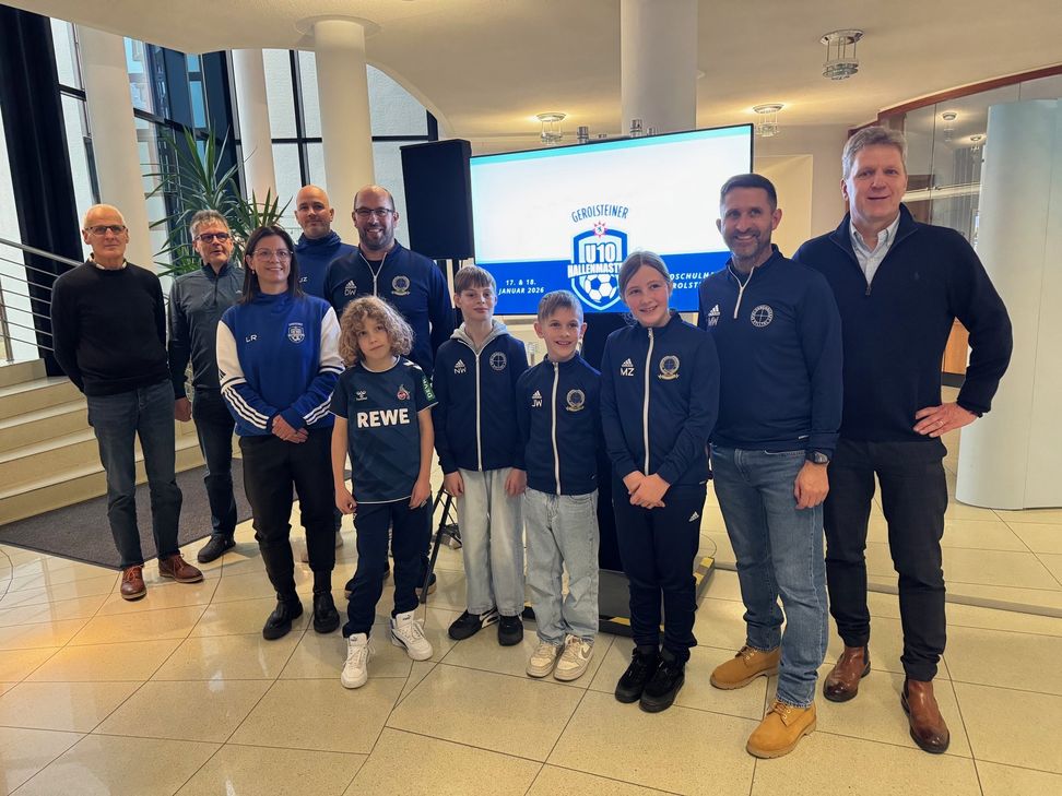 Sie freuen sich auf das Turnier: Liz Reinarz Organisation, Till Böffgen, die JSG-SPieler Noah Weber, Julian Weber und Meila Zimmer, Marcus Weber ( Trainer Trainer JSG Kylltal, Hans Peter Böffgen, Vorsitzender SV Gerolstein (vorne v.l.) sowie Willi Ludowicy, Vorstand SV Gerolstein, Reinhard Kröffges und Jochen Zimmer,, Organisation U10, sowie Dominik Weber (Trainer E Jugend JSG Kylltal) m(hinten v.l.) ..
