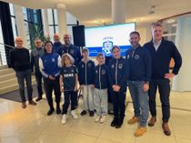 Sie freuen sich auf das Turnier: Liz Reinarz Organisation, Till Böffgen, die JSG-SPieler Noah Weber, Julian Weber und Meila Zimmer, Marcus Weber ( Trainer Trainer JSG Kylltal, Hans Peter Böffgen, Vorsitzender SV Gerolstein (vorne v.l.) sowie Willi Ludowicy, Vorstand SV Gerolstein, Reinhard Kröffges und Jochen Zimmer,, Organisation U10, sowie Dominik Weber (Trainer E Jugend JSG Kylltal) m(hinten v.l.) ..