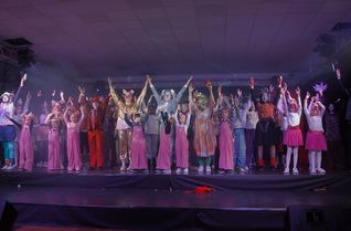 Die Tanzwerkstatt Simmerath ist unter anderem für ihre Musicals, hier »Sing - That‘s li(v)fe« bekannt.