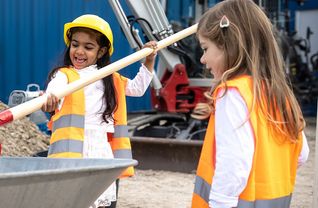 Kinder entdecken die Welt des Handwerks