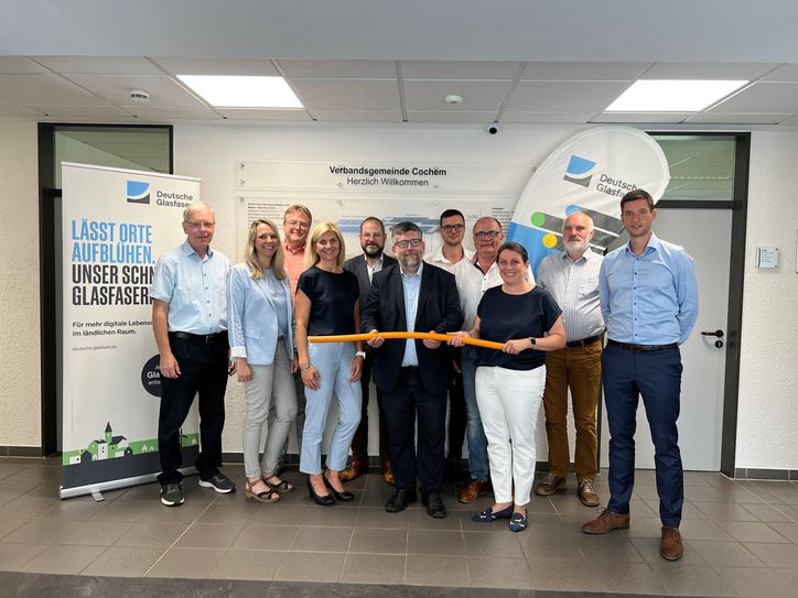 Vertreter/innen der Ortsgemeinden Ellenz-Poltersdorf, Dohr, Beilstein, Ernst, Faid, Müden und Moselkern haben sich mit VG-Bürgermeister Wolfgang Lambertz (vorne Mitte) sowie Isabeller Scherer (rechts neben ihm) und Yannick Sick (vorne rechts) getroffen, um über den bevorstehenden Glasfaserausbau zu sprechen.