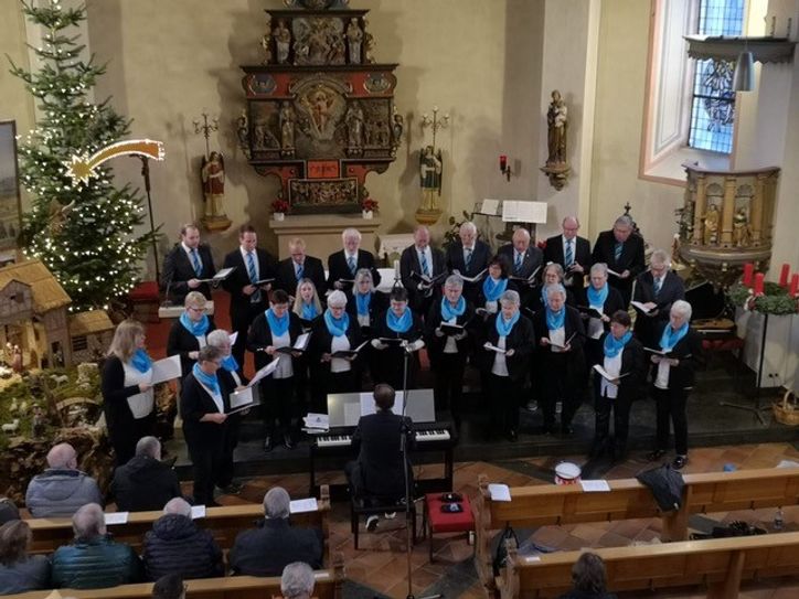 Der Kirchenchor Gillenbeuren-Schmitt und Gastchöre verzauberten die Zuhörer mit weihnachtlichen Liedern und Klängen.