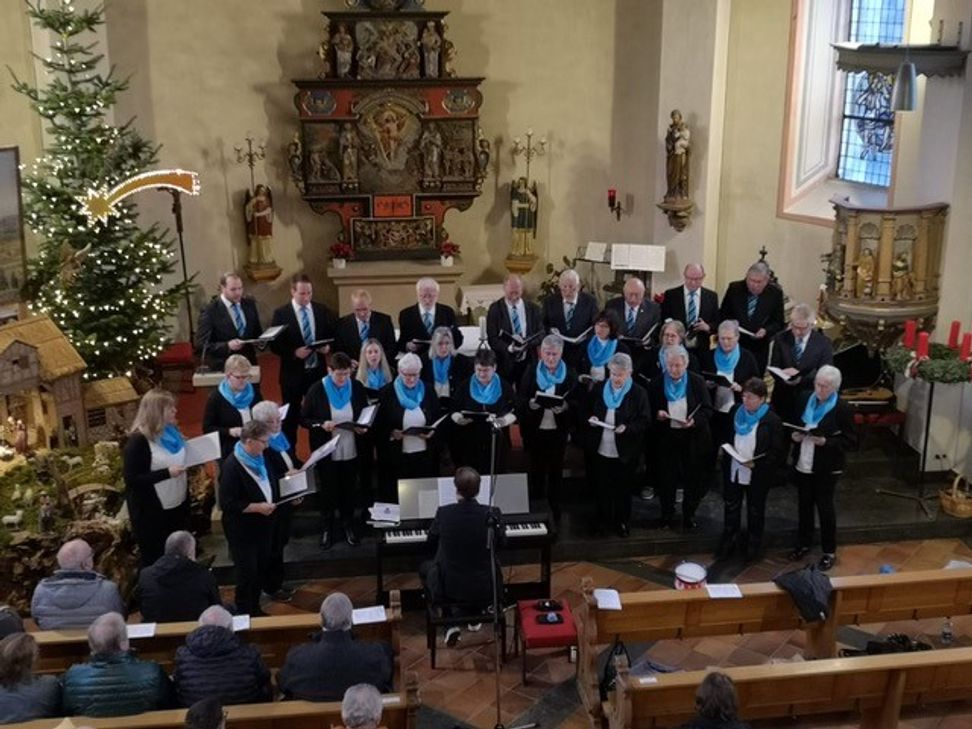 Der Kirchenchor Gillenbeuren-Schmitt und Gastchöre verzauberten die Zuhörer mit weihnachtlichen Liedern und Klängen.