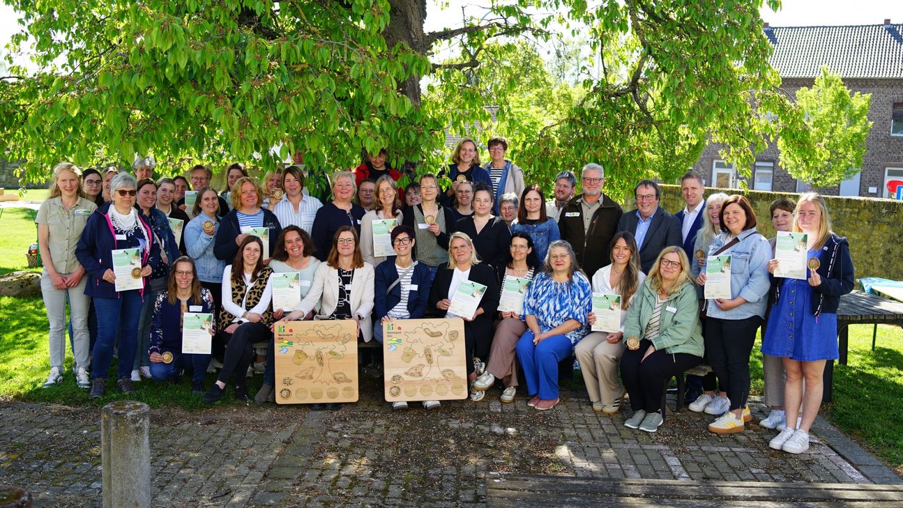 Vertreter von 23 Kindertagesstätten aus der Region haben in einer feierlichen Zeremonie im St. Nikolaus-Stift in Füssenich ihre Auszeichnung als »Nationalpark-Kita Eifel« erhalten.