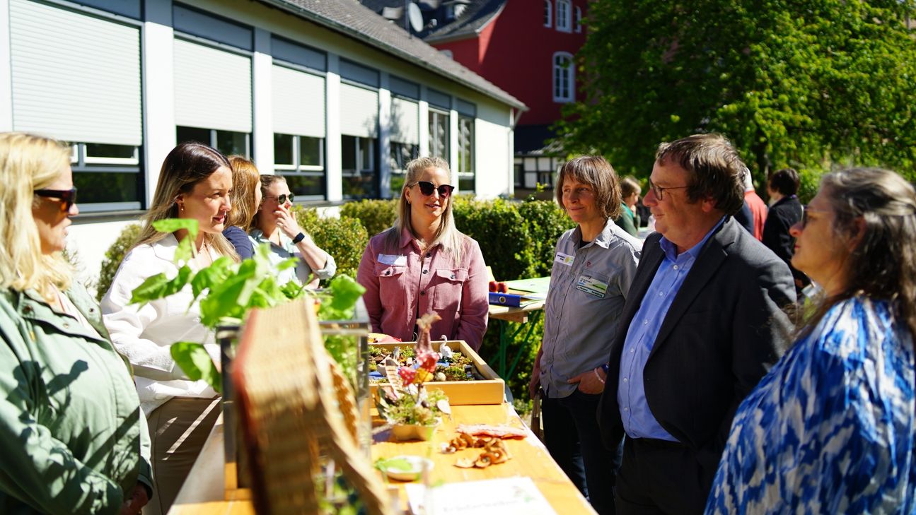 Im Anschluss an die Urkundenübergabe bot sich an den Ständen der einzelnen Einrichtungen Gelegenheit zum fachlichen Austausch.