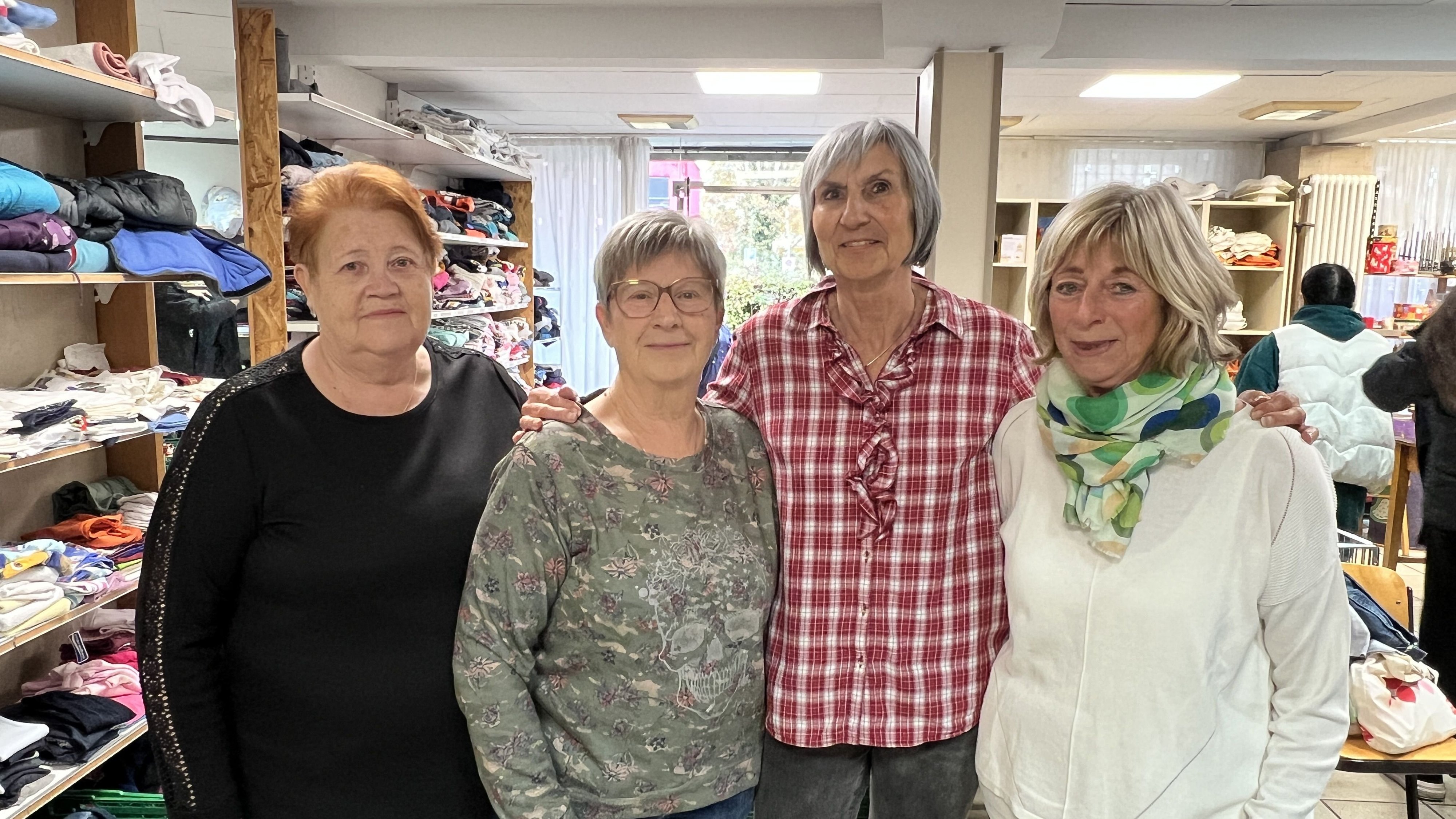 Für Irma Filimov (v.li.), Arlet Weiermann, Sabina Kreuzer und Gerda Kijewski heißt es Abschiednehmen vom Kleiderladen. Auf dem Foto fehlt aus dem Team Michaela Hamacher.