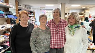 Für Irma Filimov (v.li.), Arlet Weiermann, Sabina Kreuzer und Gerda Kijewski heißt es Abschiednehmen vom Kleiderladen. Auf dem Foto fehlt aus dem Team Michaela Hamacher.
