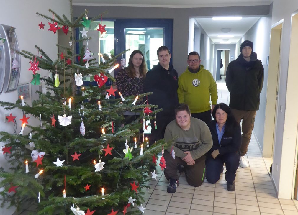 In diesem Jahr wurde der Schmuck von Teilnehmerinnen und Teilnehmer des Berufsbildungsbereich der Mosellandwerkstätten Ebernach-Kühr gestaltet.