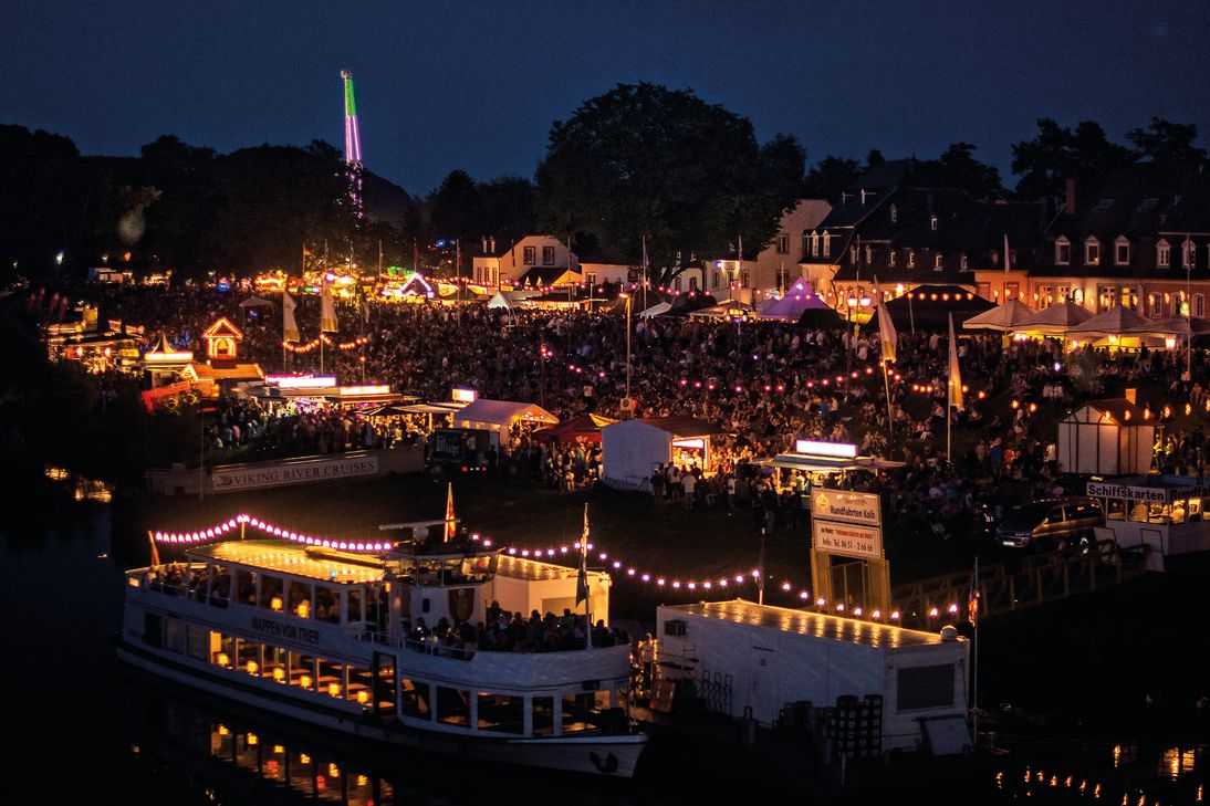 Beim Zurlaubener Heimatfest darf man sich auf Live-Musik, Wein, verschiedene Spezialitäten und das große Feuerwerk direkt am Moselufer freuen.